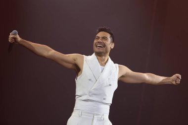 Meksikalı şarkıcı Carlos Rivera, 26 Mart 2025 'te Madrid' deki Movistar Arena 'da verdiği konserde sahne alıyor..