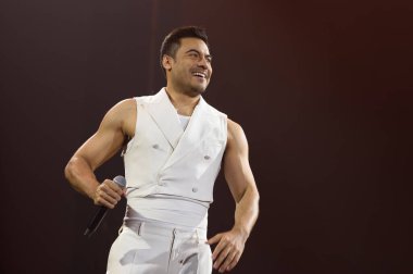 Meksikalı şarkıcı Carlos Rivera, 26 Mart 2025 'te Madrid' deki Movistar Arena 'da verdiği konserde sahne alıyor..