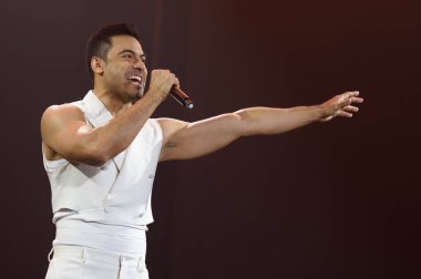 Meksikalı şarkıcı Carlos Rivera, 26 Mart 2025 'te Madrid' deki Movistar Arena 'da verdiği konserde sahne alıyor..