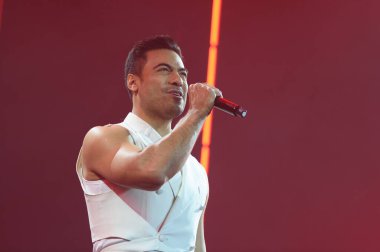 Meksikalı şarkıcı Carlos Rivera, 26 Mart 2025 'te Madrid' deki Movistar Arena 'da verdiği konserde sahne alıyor..