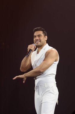 Meksikalı şarkıcı Carlos Rivera, 26 Mart 2025 'te Madrid' deki Movistar Arena 'da verdiği konserde sahne alıyor..