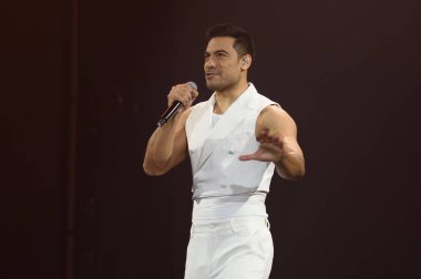 Meksikalı şarkıcı Carlos Rivera, 26 Mart 2025 'te Madrid' deki Movistar Arena 'da verdiği konserde sahne alıyor..