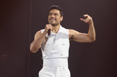 Meksikalı şarkıcı Carlos Rivera, 26 Mart 2025 'te Madrid' deki Movistar Arena 'da verdiği konserde sahne alıyor..