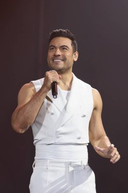 Meksikalı şarkıcı Carlos Rivera, 26 Mart 2025 'te Madrid' deki Movistar Arena 'da verdiği konserde sahne alıyor..