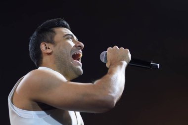 Meksikalı şarkıcı Carlos Rivera, 26 Mart 2025 'te Madrid' deki Movistar Arena 'da verdiği konserde sahne alıyor..