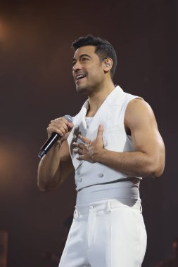 Meksikalı şarkıcı Carlos Rivera, 26 Mart 2025 'te Madrid' deki Movistar Arena 'da verdiği konserde sahne alıyor..