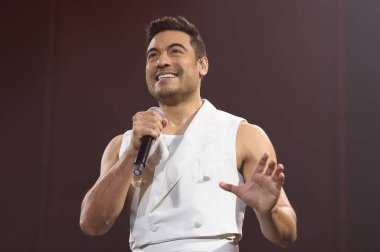 Meksikalı şarkıcı Carlos Rivera, 26 Mart 2025 'te Madrid' deki Movistar Arena 'da verdiği konserde sahne alıyor..