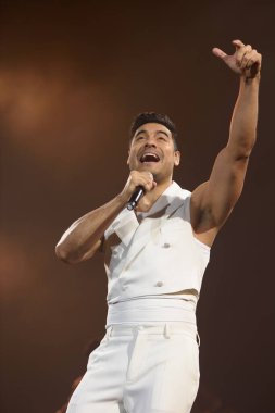 Meksikalı şarkıcı Carlos Rivera, 26 Mart 2025 'te Madrid' deki Movistar Arena 'da verdiği konserde sahne alıyor..