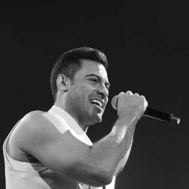 Meksikalı şarkıcı Carlos Rivera, 26 Mart 2025 'te Madrid' deki Movistar Arena 'da verdiği konserde sahne alıyor..