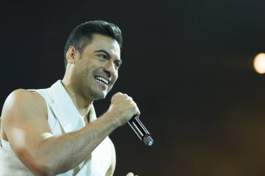Meksikalı şarkıcı Carlos Rivera, 26 Mart 2025 'te Madrid' deki Movistar Arena 'da verdiği konserde sahne alıyor..