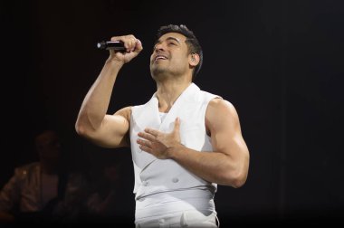 Meksikalı şarkıcı Carlos Rivera, 26 Mart 2025 'te Madrid' deki Movistar Arena 'da verdiği konserde sahne alıyor..