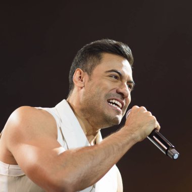 Meksikalı şarkıcı Carlos Rivera, 26 Mart 2025 'te Madrid' deki Movistar Arena 'da verdiği konserde sahne alıyor..