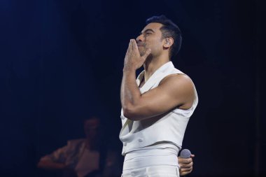 Meksikalı şarkıcı Carlos Rivera, 26 Mart 2025 'te Madrid' deki Movistar Arena 'da verdiği konserde sahne alıyor..