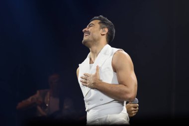 Meksikalı şarkıcı Carlos Rivera, 26 Mart 2025 'te Madrid' deki Movistar Arena 'da verdiği konserde sahne alıyor..