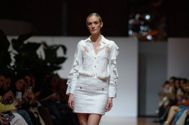 Madrid 'deki Fabrica de Tapices' da Madrid Moda Haftası 'nda Atılier Couture gelin podyumu sırasında SUSANA HIDALGO tarafından üretilen modeller sergilenmektedir. 25 marzo, 2025 İspanya