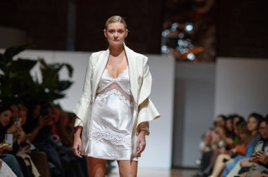 Madrid 'deki Fabrica de Tapices' da Madrid Moda Haftası 'nda Atılier Couture gelin podyumu sırasında SUSANA HIDALGO tarafından üretilen modeller sergilenmektedir. 25 marzo, 2025 İspanya