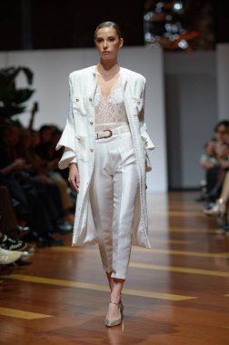Madrid 'deki Fabrica de Tapices' da Madrid Moda Haftası 'nda Atılier Couture gelin podyumu sırasında SUSANA HIDALGO tarafından üretilen modeller sergilenmektedir. 25 marzo, 2025 İspanya