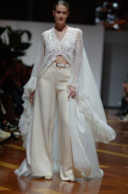 Madrid 'deki Fabrica de Tapices' da Madrid Moda Haftası 'nda Atılier Couture gelin podyumu sırasında SUSANA HIDALGO tarafından üretilen modeller sergilenmektedir. 25 marzo, 2025 İspanya