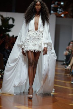 Madrid 'deki Fabrica de Tapices' da Madrid Moda Haftası 'nda Atılier Couture gelin podyumu sırasında SUSANA HIDALGO tarafından üretilen modeller sergilenmektedir. 25 marzo, 2025 İspanya