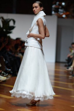 Madrid 'deki Fabrica de Tapices' da Madrid Moda Haftası 'nda Atılier Couture gelin podyumu sırasında SUSANA HIDALGO tarafından üretilen modeller sergilenmektedir. 25 marzo, 2025 İspanya