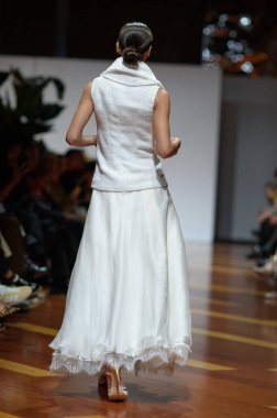 Madrid 'deki Fabrica de Tapices' da Madrid Moda Haftası 'nda Atılier Couture gelin podyumu sırasında SUSANA HIDALGO tarafından üretilen modeller sergilenmektedir. 25 marzo, 2025 İspanya