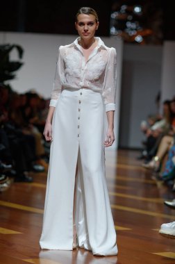 Madrid 'deki Fabrica de Tapices' da Madrid Moda Haftası 'nda Atılier Couture gelin podyumu sırasında SUSANA HIDALGO tarafından üretilen modeller sergilenmektedir. 25 marzo, 2025 İspanya