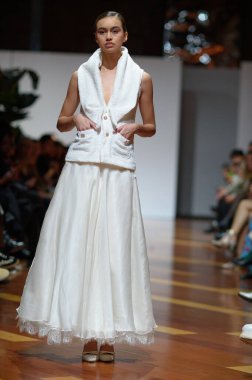 Madrid 'deki Fabrica de Tapices' da Madrid Moda Haftası 'nda Atılier Couture gelin podyumu sırasında SUSANA HIDALGO tarafından üretilen modeller sergilenmektedir. 25 marzo, 2025 İspanya