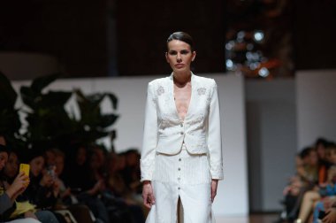 Madrid 'deki Fabrica de Tapices' da Madrid Moda Haftası 'nda Atılier Couture gelin podyumu sırasında SUSANA HIDALGO tarafından üretilen modeller sergilenmektedir. 25 marzo, 2025 İspanya