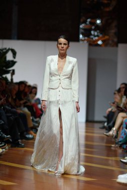 Madrid 'deki Fabrica de Tapices' da Madrid Moda Haftası 'nda Atılier Couture gelin podyumu sırasında SUSANA HIDALGO tarafından üretilen modeller sergilenmektedir. 25 marzo, 2025 İspanya