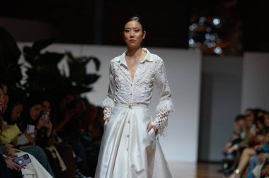 Madrid 'deki Fabrica de Tapices' da Madrid Moda Haftası 'nda Atılier Couture gelin podyumu sırasında SUSANA HIDALGO tarafından üretilen modeller sergilenmektedir. 25 marzo, 2025 İspanya