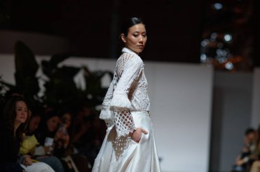Madrid 'deki Fabrica de Tapices' da Madrid Moda Haftası 'nda Atılier Couture gelin podyumu sırasında SUSANA HIDALGO tarafından üretilen modeller sergilenmektedir. 25 marzo, 2025 İspanya
