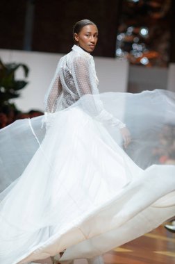 Madrid 'deki Fabrica de Tapices' da Madrid Moda Haftası 'nda Atılier Couture gelin podyumu sırasında SUSANA HIDALGO tarafından üretilen modeller sergilenmektedir. 25 marzo, 2025 İspanya
