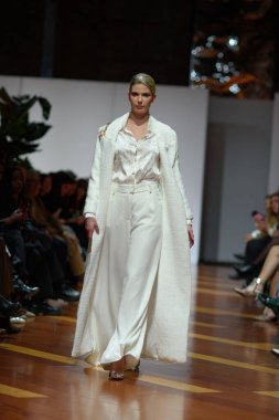 Madrid 'deki Fabrica de Tapices' da Madrid Moda Haftası 'nda Atılier Couture gelin podyumu sırasında SUSANA HIDALGO tarafından üretilen modeller sergilenmektedir. 25 marzo, 2025 İspanya