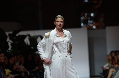 Madrid 'deki Fabrica de Tapices' da Madrid Moda Haftası 'nda Atılier Couture gelin podyumu sırasında SUSANA HIDALGO tarafından üretilen modeller sergilenmektedir. 25 marzo, 2025 İspanya