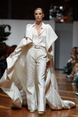 Madrid 'deki Fabrica de Tapices' da Madrid Moda Haftası 'nda Atılier Couture gelin podyumu sırasında SUSANA HIDALGO tarafından üretilen modeller sergilenmektedir. 25 marzo, 2025 İspanya