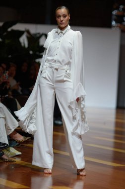 Madrid 'deki Fabrica de Tapices' da Madrid Moda Haftası 'nda Atılier Couture gelin podyumu sırasında SUSANA HIDALGO tarafından üretilen modeller sergilenmektedir. 25 marzo, 2025 İspanya