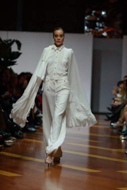 Madrid 'deki Fabrica de Tapices' da Madrid Moda Haftası 'nda Atılier Couture gelin podyumu sırasında SUSANA HIDALGO tarafından üretilen modeller sergilenmektedir. 25 marzo, 2025 İspanya