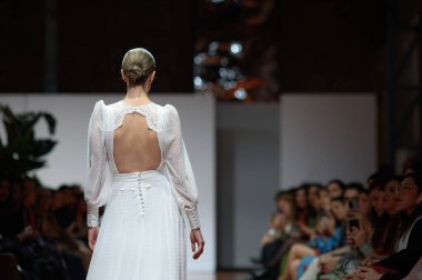 Madrid 'deki Fabrica de Tapices' da Madrid Moda Haftası 'nda Atılier Couture gelin podyumu sırasında SUSANA HIDALGO tarafından üretilen modeller sergilenmektedir. 25 marzo, 2025 İspanya