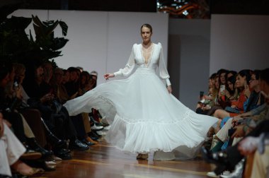 Madrid 'deki Fabrica de Tapices' da Madrid Moda Haftası 'nda Atılier Couture gelin podyumu sırasında SUSANA HIDALGO tarafından üretilen modeller sergilenmektedir. 25 marzo, 2025 İspanya