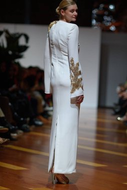 Madrid 'deki Fabrica de Tapices' da Madrid Moda Haftası 'nda Atılier Couture gelin podyumu sırasında SUSANA HIDALGO tarafından üretilen modeller sergilenmektedir. 25 marzo, 2025 İspanya