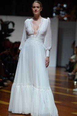 Madrid 'deki Fabrica de Tapices' da Madrid Moda Haftası 'nda Atılier Couture gelin podyumu sırasında SUSANA HIDALGO tarafından üretilen modeller sergilenmektedir. 25 marzo, 2025 İspanya