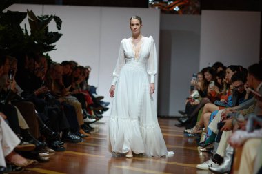 Madrid 'deki Fabrica de Tapices' da Madrid Moda Haftası 'nda Atılier Couture gelin podyumu sırasında SUSANA HIDALGO tarafından üretilen modeller sergilenmektedir. 25 marzo, 2025 İspanya