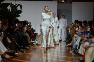 Madrid 'deki Fabrica de Tapices' da Madrid Moda Haftası 'nda Atılier Couture gelin podyumu sırasında SUSANA HIDALGO tarafından üretilen modeller sergilenmektedir. 25 marzo, 2025 İspanya