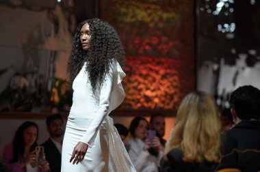 Madrid 'deki Fabrica de Tapices' da Madrid Moda Haftası 'nda Atılier Couture gelin podyumu sırasında SUSANA HIDALGO tarafından üretilen modeller sergilenmektedir. 25 marzo, 2025 İspanya