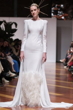 Madrid 'deki Santa Isabel Sarayı' nda Madrid Moda Haftası 'ndaki Atelier Couture gelin podyumu sırasında MANU GARCIA' in eserlerini sergiliyor. 26 Marzo, 2025 İspanya