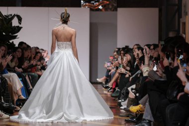 Madrid 'deki Santa Isabel Sarayı' nda Madrid Moda Haftası 'ndaki Atelier Couture gelin podyumu sırasında MANU GARCIA' in eserlerini sergiliyor. 26 Marzo, 2025 İspanya