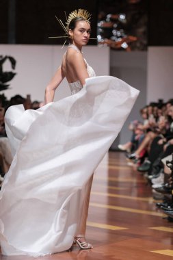 Madrid 'deki Santa Isabel Sarayı' nda Madrid Moda Haftası 'ndaki Atelier Couture gelin podyumu sırasında MANU GARCIA' in eserlerini sergiliyor. 26 Marzo, 2025 İspanya