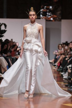 Madrid 'deki Santa Isabel Sarayı' nda Madrid Moda Haftası 'ndaki Atelier Couture gelin podyumu sırasında MANU GARCIA' in eserlerini sergiliyor. 26 Marzo, 2025 İspanya