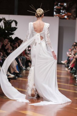 Madrid 'deki Santa Isabel Sarayı' nda Madrid Moda Haftası 'ndaki Atelier Couture gelin podyumu sırasında MANU GARCIA' in eserlerini sergiliyor. 26 Marzo, 2025 İspanya