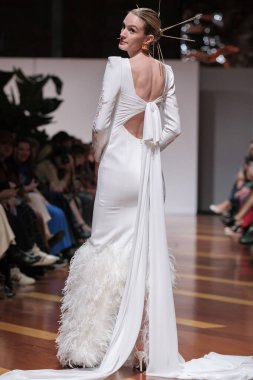 Madrid 'deki Santa Isabel Sarayı' nda Madrid Moda Haftası 'ndaki Atelier Couture gelin podyumu sırasında MANU GARCIA' in eserlerini sergiliyor. 26 Marzo, 2025 İspanya